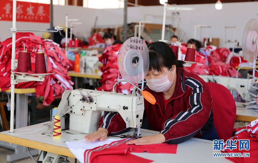 趕制校服生產(chǎn)忙