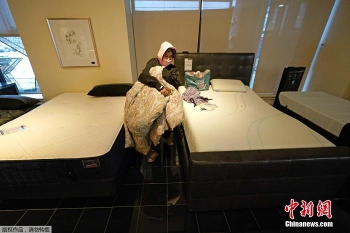 當?shù)貢r間2月17日，美國得州的一家畫廊兼家具店內，大批民眾來此避寒取暖，其中不乏一些人帶著被子來過夜。美國近日遭遇極寒天氣侵襲，多地氣溫創(chuàng)近年新低，其中得州災情最嚴重，暴風雪導致電網(wǎng)在酷寒中癱瘓，約400萬居民家中長時間停電。美國國家氣象局表示，得州休斯敦等地的氣溫甚至比靠近北極圈的阿拉斯加還要低。