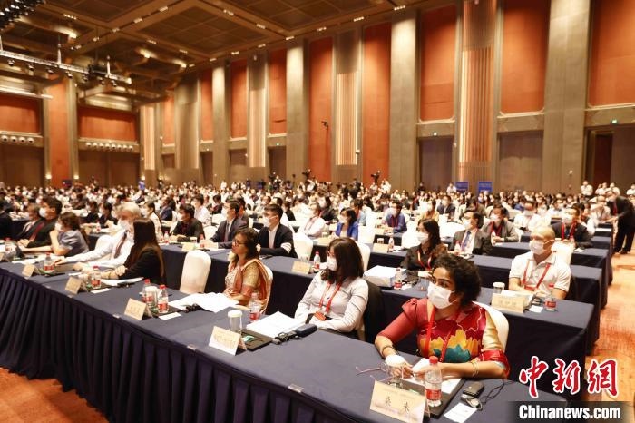500余名專(zhuān)家學(xué)者、嘉賓代表以線上線下方式參加開(kāi)幕式?！∈⒓样i 攝