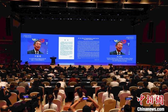 第九屆、第十屆全國(guó)人大常委會(huì)副委員長(zhǎng)許嘉璐向大會(huì)發(fā)來(lái)賀信。　盛佳鵬 攝