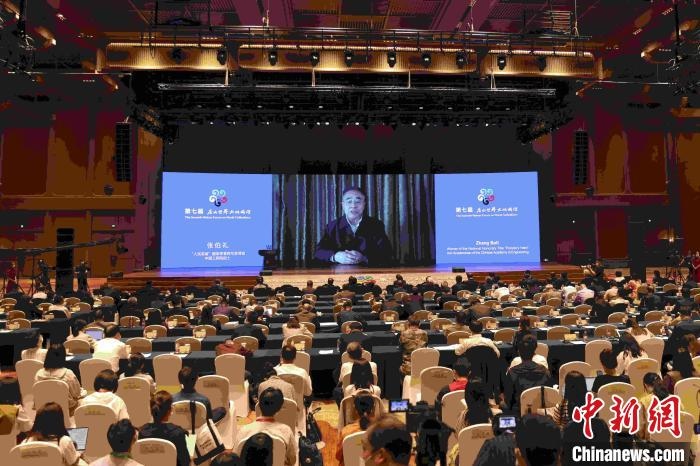 中國(guó)工程院院士、“人民英雄”國(guó)家榮譽(yù)稱(chēng)號(hào)獲得者張伯禮通過(guò)視頻發(fā)表主旨演講?！∈⒓样i 攝