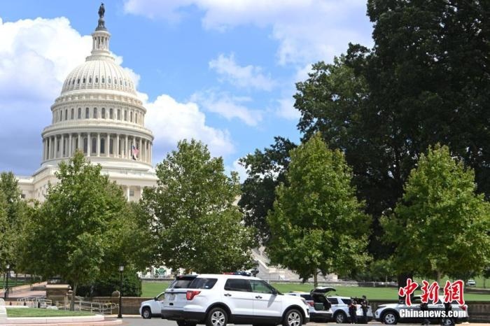 當(dāng)?shù)貢r(shí)間8月19日，一名男子駕駛黑色皮卡至國會(huì)圖書館前，并聲稱車上有炸彈。該事件導(dǎo)致美國國會(huì)大廈周邊街道封鎖，警方還疏散了周邊國會(huì)辦公樓和聯(lián)邦最高法院里的工作人員。圖為警方在美國會(huì)大廈西側(cè)廣場(chǎng)警戒。 <a target='_blank' href='http://www.chinanews.com/'>中新社</a>記者 陳孟統(tǒng) 攝
