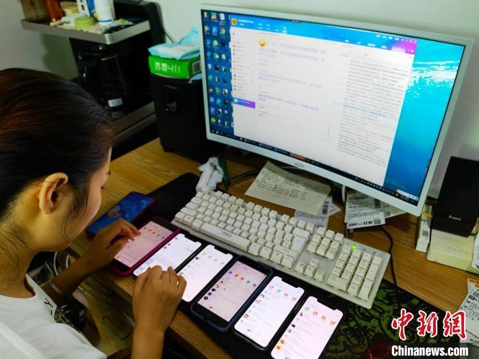 圖為網(wǎng)絡(luò)客服為網(wǎng)上“專車座套”客戶答疑釋惑?！巫雍?攝