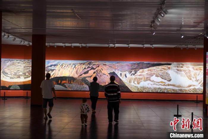162米巨幅油畫長(zhǎng)卷《黃河》吸引市民駐足觀看。　楊華峰 攝