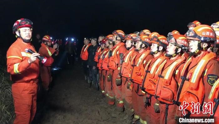 平遙縣消防救援大隊大隊長龔宇作總攻發(fā)起前的動員?！￠Z旭輝 攝