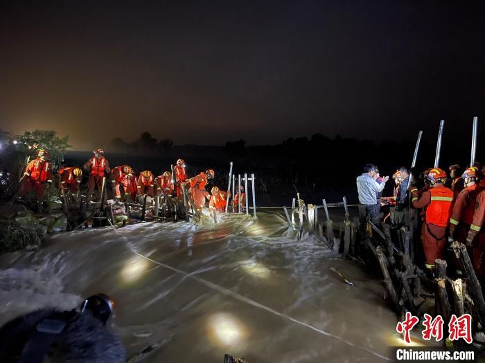 消防員分成左右兩路，同時發(fā)起決口封堵總攻?！￠Z旭輝 攝