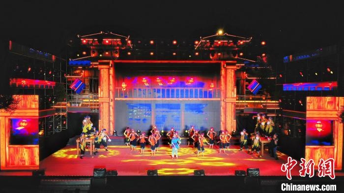 2021昭君文化旅游活動專場晚會現(xiàn)場。　周星亮 攝