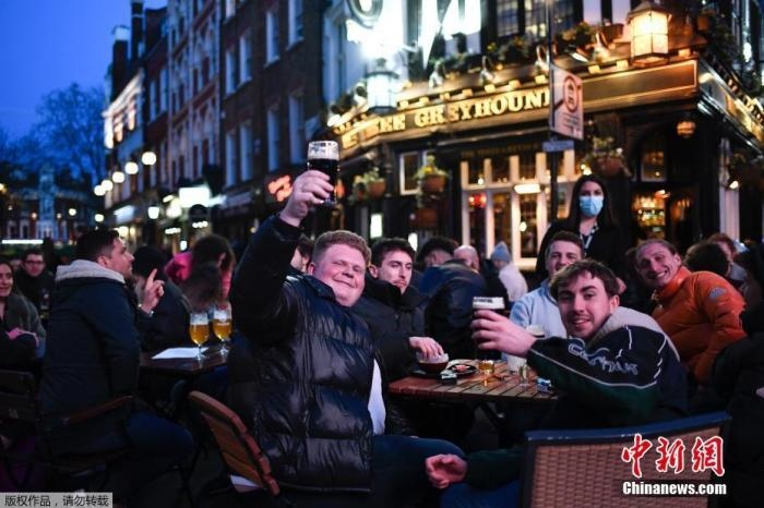 當(dāng)?shù)貢r間2021年4月12日，英國進入放松疫情封鎖措施的第二階段。商鋪、理發(fā)店、健身房等被允許重新開張，酒吧和餐館也可以在室外營業(yè)。據(jù)悉，酒吧解封的第一晚，倫敦大批民眾在市中心喝酒跳舞，場面宛如狂歡節(jié)。