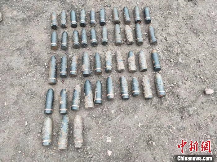 圖為發(fā)現(xiàn)的遺留炮彈?！√厝崭駱?攝