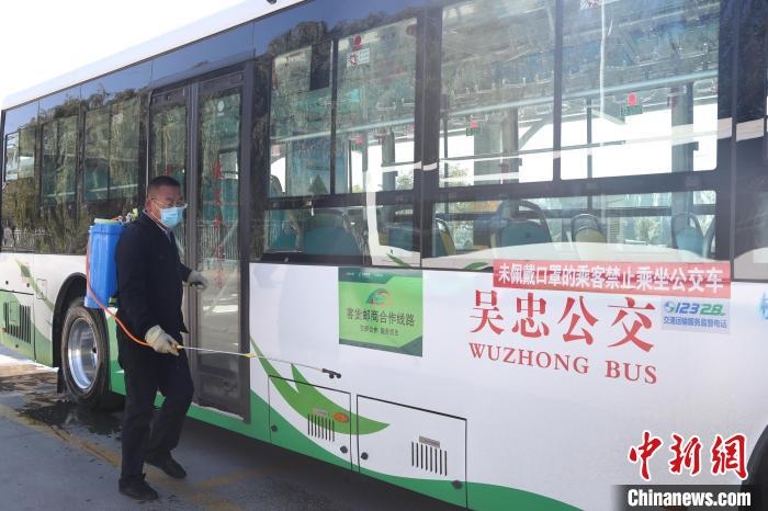 工作人員正在對(duì)公交車進(jìn)行消殺?！∮诰?攝