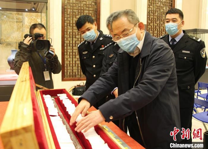 山東博物館館長鄭同修介紹涉案文物龍首錯(cuò)銀木柲銅杖?！≮w曉 攝