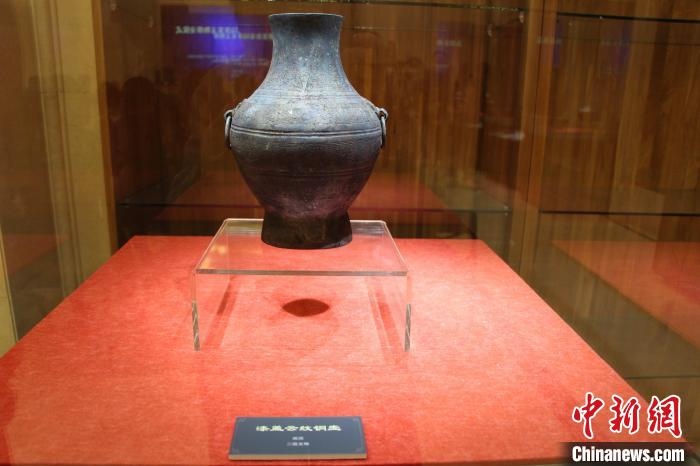 二級(jí)文物戰(zhàn)國時(shí)期漆蓋云紋銅壺?！≮w曉 攝