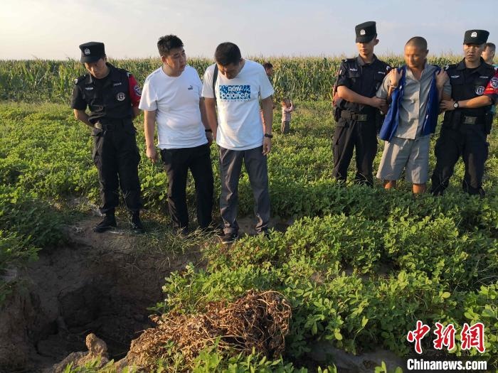 資料圖：犯罪嫌疑人辨認(rèn)作案現(xiàn)場?！〖蜗榭h公安局供圖