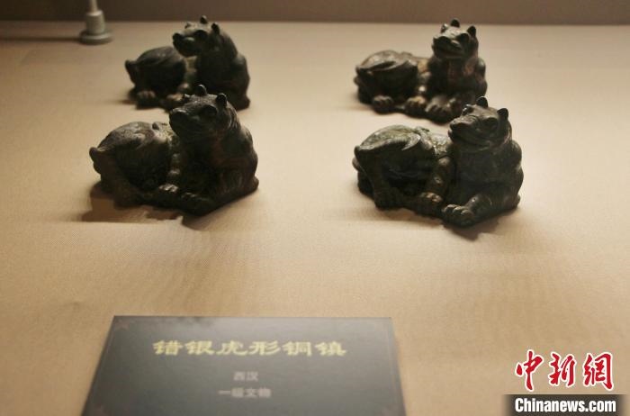 一級(jí)文物錯(cuò)銀虎形銅鎮(zhèn)?！≮w曉 攝