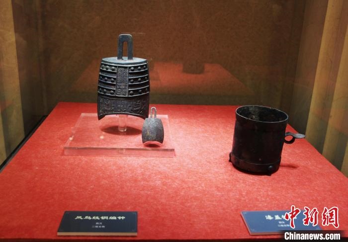 二級(jí)文物西漢鳳鳥紋銅編鐘、漆蓋銅卮?！≮w曉 攝