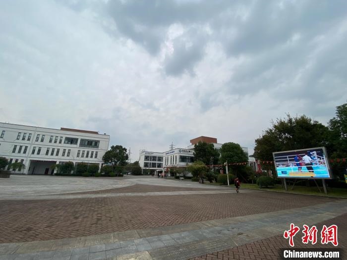 寧波市第二少年兒童業(yè)余體育學校?！×植?攝