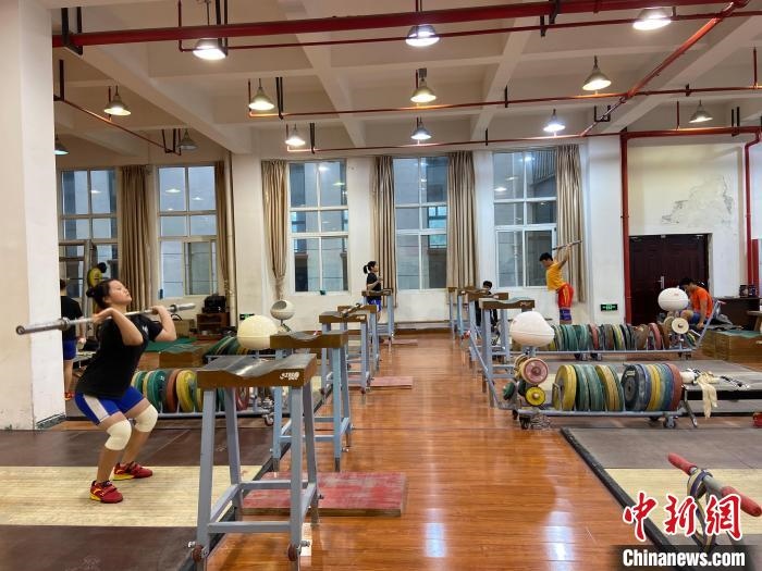 石智勇的師弟師妹們訓練場景。　林波 攝