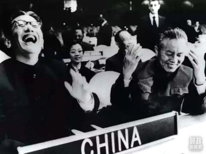 △1971年11月15日，以外交部副部長喬冠華(左一)為團長、黃華(右一)為副團長的中國代表團，首次出現(xiàn)在聯(lián)合國大會上。(資料圖)
