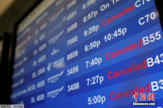 水管破裂造成第四航站樓的多家航班延誤或取消。圖為航站樓內(nèi)的電子公告牌顯示航班信息。