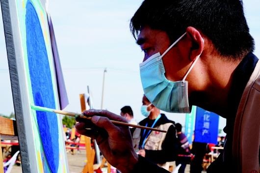 　　參加文物技能競賽彩畫項(xiàng)目的選手。