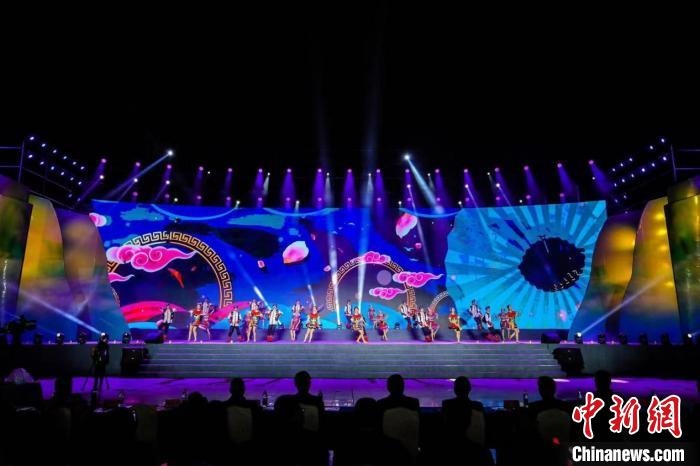 圖為中國(guó)·重慶秀山第二屆“金山銀山”文化旅游節(jié)開(kāi)幕現(xiàn)場(chǎng)。　秀山縣文旅委供圖