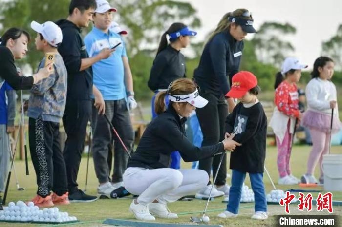 職業(yè)球員在體驗(yàn)活動(dòng)中耐心地指導(dǎo)小球員 劉壯 攝