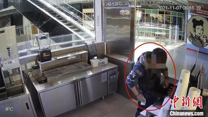 嫌疑人實(shí)施犯罪行為的監(jiān)控視頻?！↑S浦公安供圖