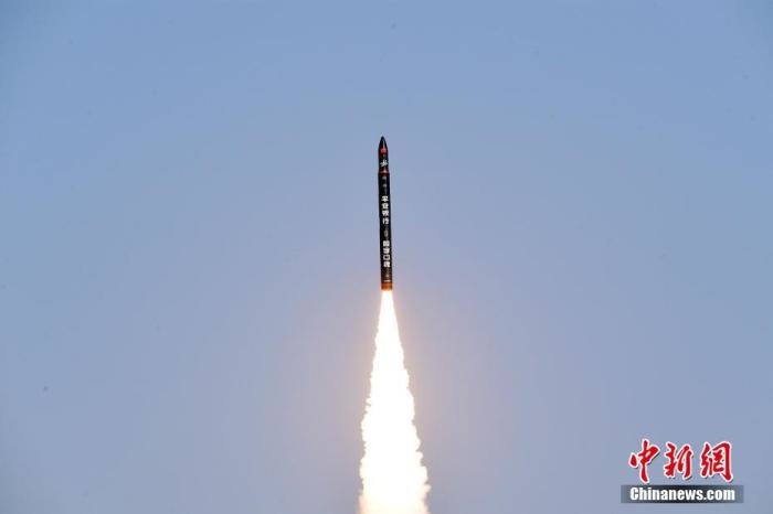 北京時(shí)間2021年12月7日12時(shí)12分，谷神星一號(hào)遙二運(yùn)載火箭在中國(guó)酒泉衛(wèi)星發(fā)射中心成功發(fā)射升空，將搭載的天津大學(xué)一號(hào)、麗澤一號(hào)、寶醞號(hào)、金紫荊五號(hào)、金紫荊一號(hào)03星等5顆小衛(wèi)星順利送入預(yù)定軌道，發(fā)射任務(wù)獲得圓滿成功。汪江波 攝