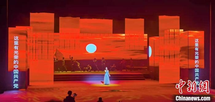 圖為“百年風(fēng)華”大型音樂史詩劇現(xiàn)場(chǎng)?！⒑ｌ` 攝