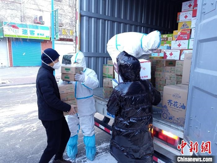 圖為滿洲里物資保障巡回補(bǔ)給車隊(duì)配貨現(xiàn)場(chǎng)?！∏靥饌?攝