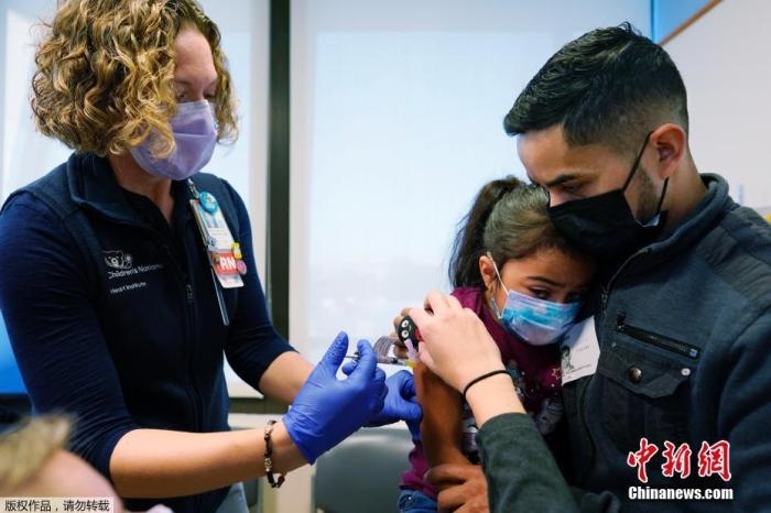 資料圖：當(dāng)?shù)貢r(shí)間11月3日，美國華盛頓，國立兒童醫(yī)院為孩子接種疫苗。美國新冠疫苗接種進(jìn)入了一個(gè)新階段，數(shù)百萬名小學(xué)生現(xiàn)在可以接種疫苗。