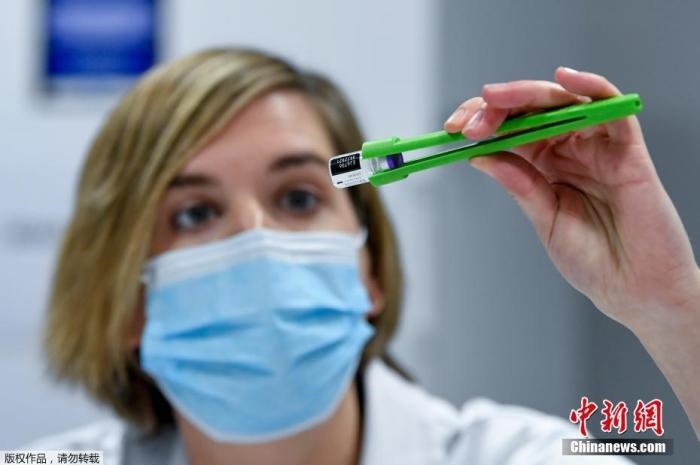 資料圖：比利時醫(yī)護人員正在準(zhǔn)備新冠疫苗接種工作。