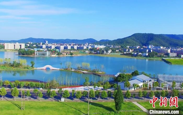 后湖藝術(shù)園?！√菩∏?攝