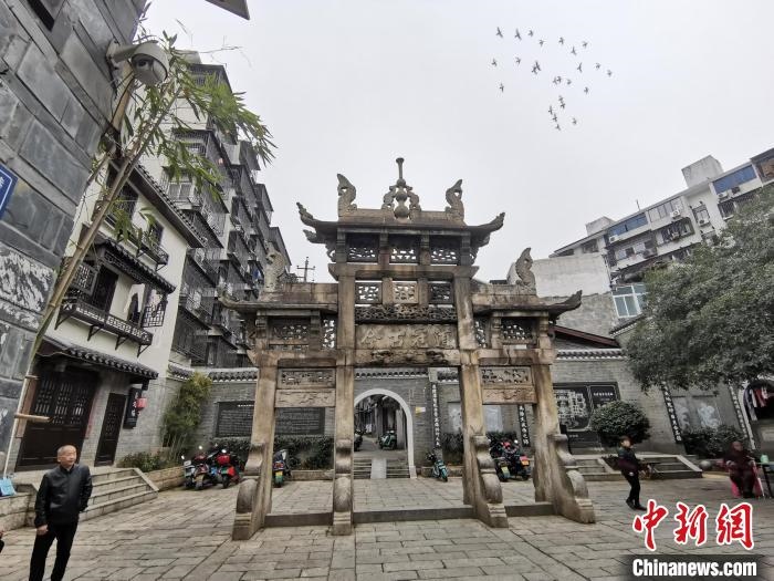 “道冠古今”牌坊?！×荷?攝