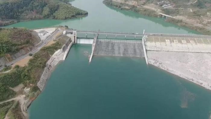 　　圖1 2021年12月7日，督察組使用無人機拍攝，保護區(qū)實驗區(qū)內(nèi)的八吝大壩已建成，且未設(shè)置過魚設(shè)施