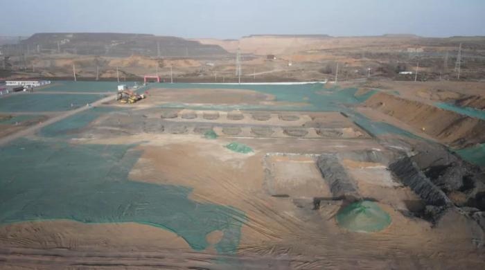 2021年12月11日，督察組使用無(wú)人機(jī)拍攝，神木市蘭炭產(chǎn)業(yè)特色園區(qū)檸條塔片區(qū)廢水集中處理設(shè)施僅完成部分基礎(chǔ)建設(shè)