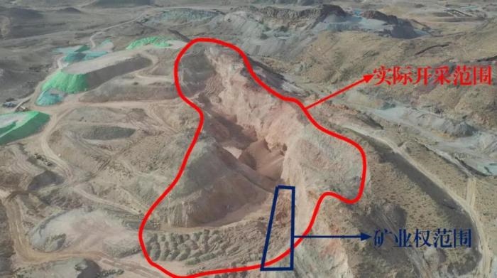 2021年12月11日，督察組使用無人機拍攝，銅鐵溝礦礦業(yè)權面積僅6.9畝，越界開采達182畝，超出26.4倍；實際開采深度達35米，遠超采礦許可證允許開采深度要求
