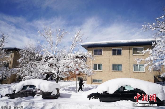 資料圖：當(dāng)?shù)貢r(shí)間2021年3月15日，美國(guó)科羅拉多州丹佛，當(dāng)?shù)赜瓉?lái)強(qiáng)暴風(fēng)雪天氣，城市被積雪覆蓋。