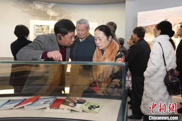 船政后裔在參觀新館?！￡悤造o 攝