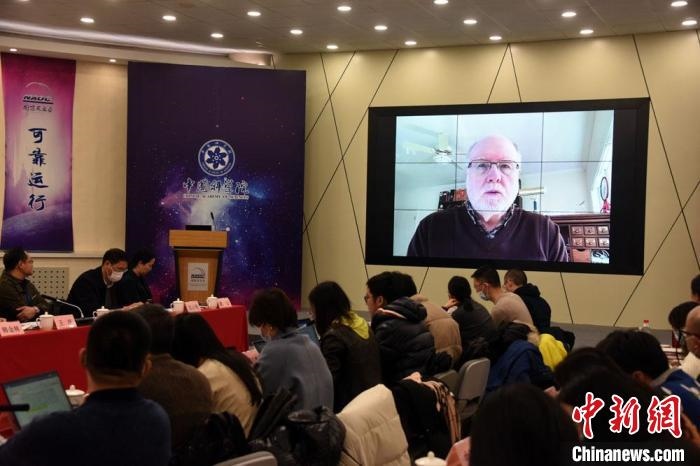 美國(guó)伊利諾伊大學(xué)教授理查德？克魯切爾通過(guò)視頻點(diǎn)評(píng)FAST測(cè)量星際磁場(chǎng)最新研究成果?！?lt;a target='_blank' href='/'>中新社</a>記者 孫自法 攝