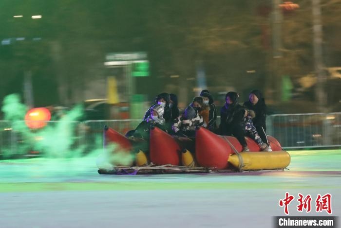 民眾沉醉在冰上香蕉船的快樂中?！∮诤Ｑ?攝