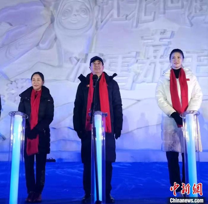 前女排國家隊隊長奧運冠軍惠若琪(右一)，中國女子田徑競走奧運冠軍王麗萍(左一)助陣當(dāng)晚活動?！≮w桂華 攝