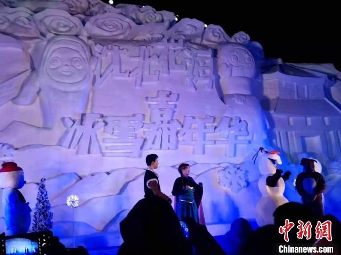 活動現(xiàn)場表演的《冰雪奇緣》很受歡迎?！≮w桂華 攝