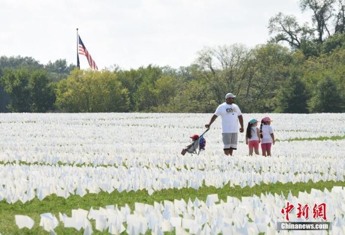 當?shù)貢r間2021年9月18日，美國首都華盛頓國家廣場上插著數(shù)十萬白色旗幟，悼念新冠逝者。這個名為“在美國：銘記”藝術(shù)裝置由美國藝術(shù)家弗斯滕伯格(Suzanne Firstenberg)策劃，她計劃在兩周內(nèi)與公眾一起在華盛頓國家廣場插上與美國新冠死亡病例數(shù)對應(yīng)的白旗，以示悼念。 <a target='_blank' href='/'>中新社</a>記者 陳孟統(tǒng) 攝