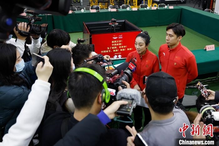 1月5日晚，全力沖刺北京冬奧學(xué)習(xí)座談會在北京舉行。座談會后，中國花樣滑冰雙人滑組合隋文靜、韓聰接受記者采訪。 <a target='_blank' href='/'>中新社</a>記者 富田 攝