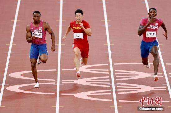 資料圖：北京時(shí)間8月1日晚，在東京奧運(yùn)會(huì)男子百米決賽中，中國選手蘇炳添以9.98秒的成績(jī)獲得第六名，作為首位闖進(jìn)奧運(yùn)男子百米決賽的中國人，他再次創(chuàng)造了歷史。圖為蘇炳添在比賽中。<a target='_blank' href='/'>中新社</a>記者 富田 攝