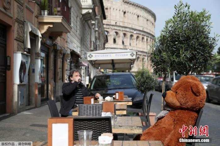 資料圖：意大利羅馬斗獸場附近的酒吧，顧客在露臺上喝酒。