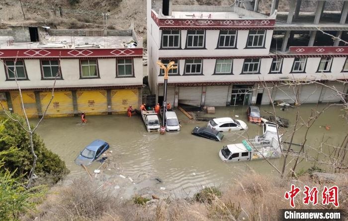 救援人員正在丹巴一處民房被淹處搜尋和轉(zhuǎn)移人員?！≈苡?攝