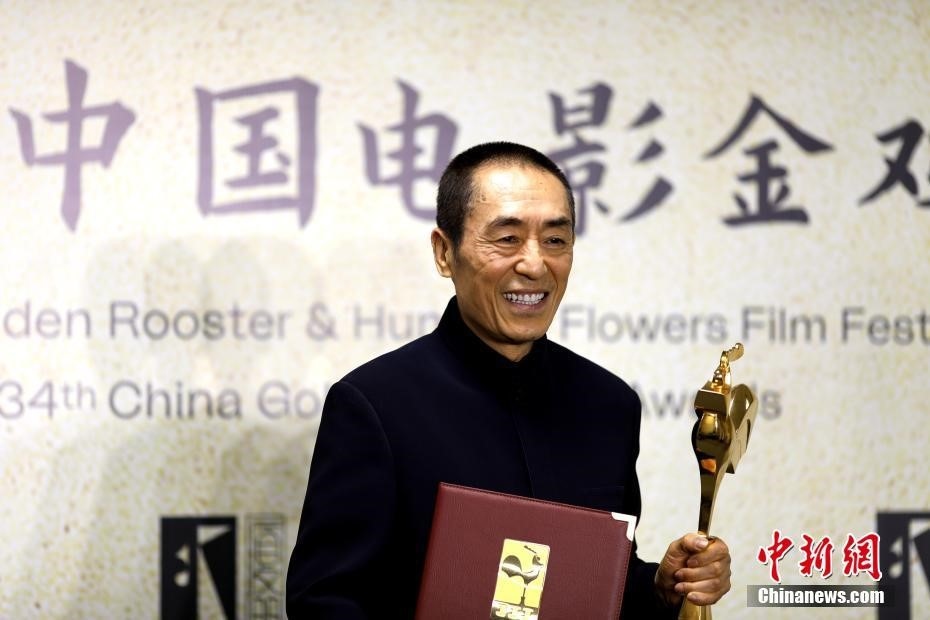 (資料圖：張藝謀以執(zhí)導《懸崖之上》榮膺最佳導演獎。 <a target='_blank' href='/'>中新社</a>記者 呂明 攝)