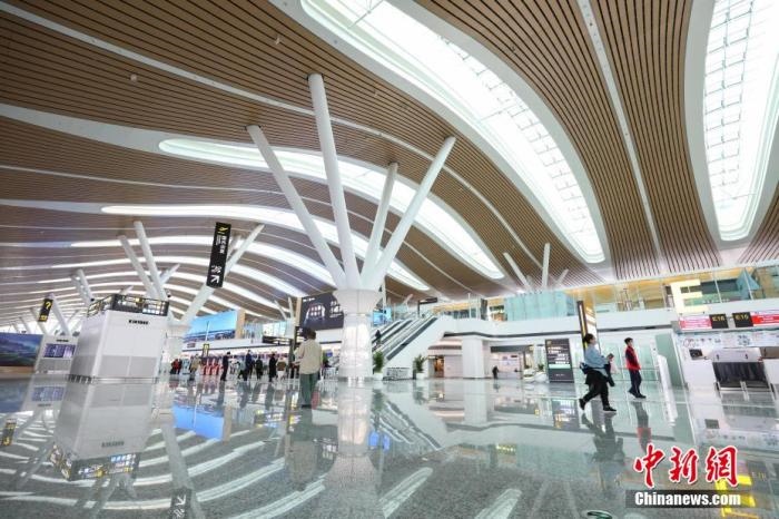 資料圖：貴陽龍洞堡國際機場T3航站樓出發(fā)大廳。 瞿宏倫 攝